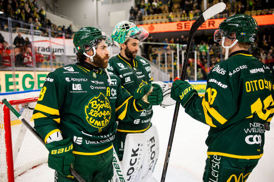 Björklövens Mathew Maione jublar