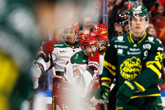 Modos spelare jublar med Emil Larsson