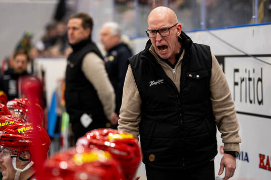 Modos huvudtränare Fredrik Andersson