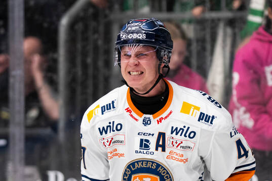 Växjös Dennis Rasmussen jublar