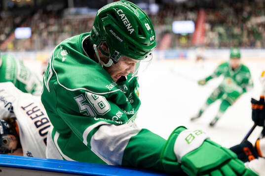 Rögles Filip Johansson vid sargen
