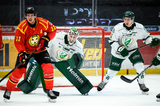 Brynäs Jakob Silfverberg mot Färjestads målvakt Emil