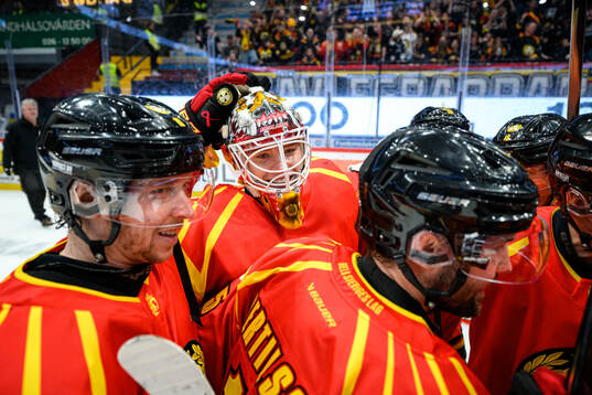 Brynäs målvakt Erik Källgren jublar med lagkamrater