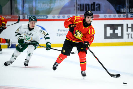 Färjestads Elias Eriksson och Brynäs Bobby Trivigno