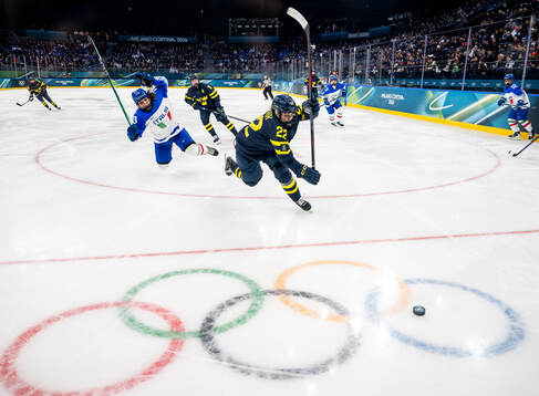 Kristin Della Rovere of Italy and Hanna Thuvik of Sweden in