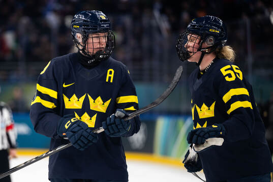 Sara Hjalmarsson and Jenna Raunio of Sweden in the women's