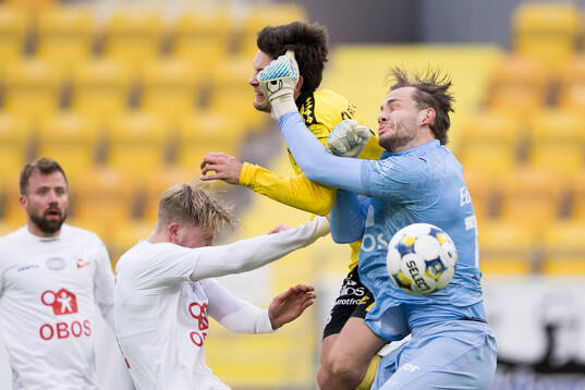 Elfsborgs Rasmus Wikström och Fredrikstads målvakt Martin