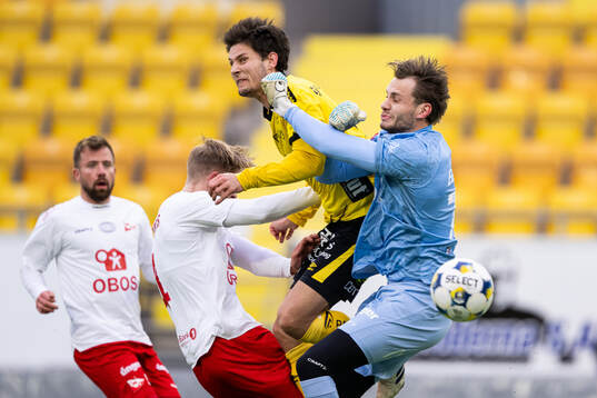 Elfsborgs Rasmus Wikström och Fredrikstads målvakt Martin