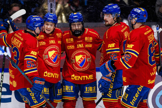 Djurgårdens Viggo Björck (m) jublar med David Blomgren,