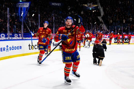 Djurgårdens Mathias Emilio Pettersen jublar med lagkamrater