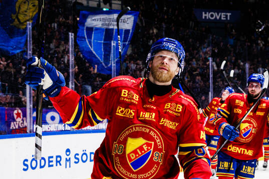 Djurgårdens Linus Klasen applåderar publiken
