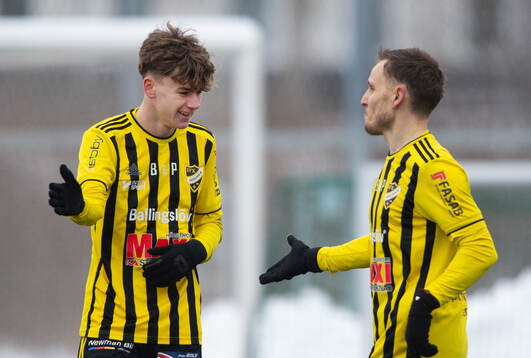 IFK Hässleholms Neo Jakobsson jublar och grattas av
