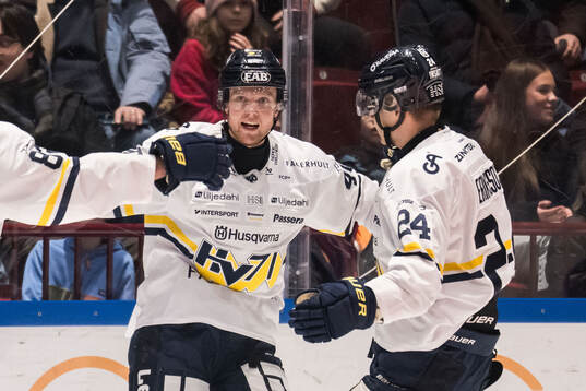 HV71s Joona Luoto och Hampus Eriksson jublar