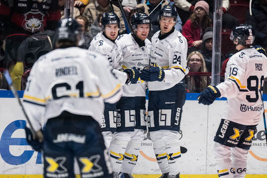 HV71s Oskar Stål-Lyrenäs kramas om av lagkamraterna