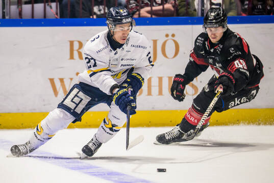 HV71s Jonathan Ang och Malmö Redhawks Lauri Pajuniemi