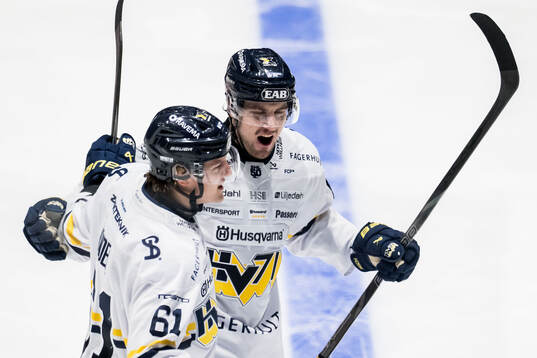 HV71s Axel Rindell jublar
