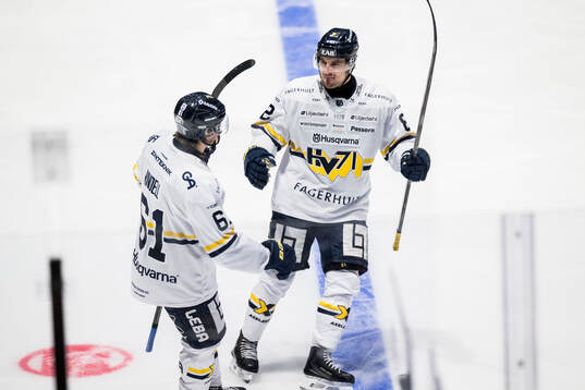 HV71s Axel Rindell och Santeri Hatakka jublar