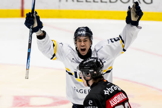 HV71s Jonathan Ang jublar