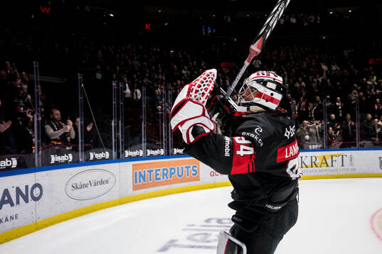 Malmö Redhawks målvakt Marek Langhamer jublar