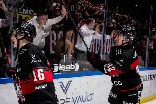 Malmö Redhawks Viktor Olofsson och Robin Salo jublar