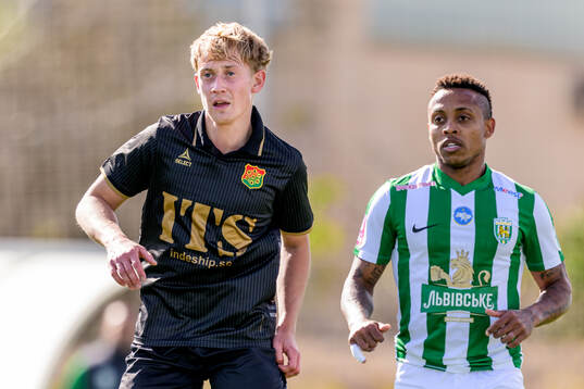 Henry Sletsjøe of GAIS and Paulo Vitor of Karpaty Lviv
