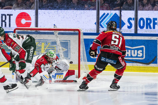 Frölundas målvakt Lars Johansson och Luleås Markus Nurmi