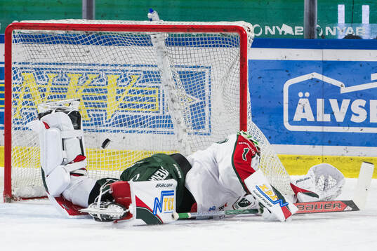 Luleås Markus Nurmi (ej i bild) gör 3-2 bakom Frölundas