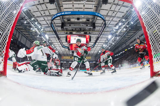 Luleås Anton Levtchi gör 1-0 bakom Frölundas målvakt