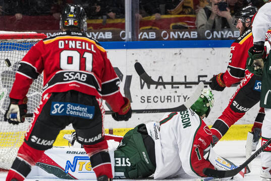 Luleås Ben Tardif gör 6-3 bakom Frölundas målvakt Lars