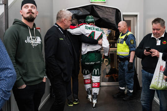 Frölundas Noah Dower Nilsson lämnar isen skadad