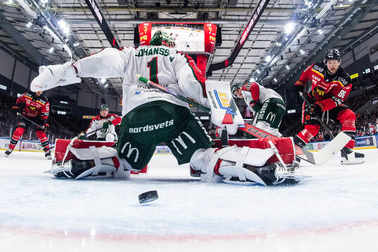 Luleås Mathias Bromé gör 5-3 på Frölundas målvakt