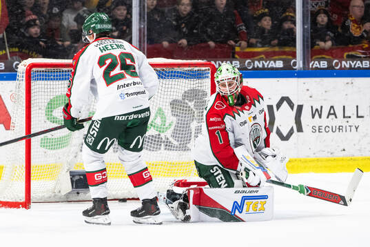 Frölundas Isac Heens och målvakt Lars Johansson deppar