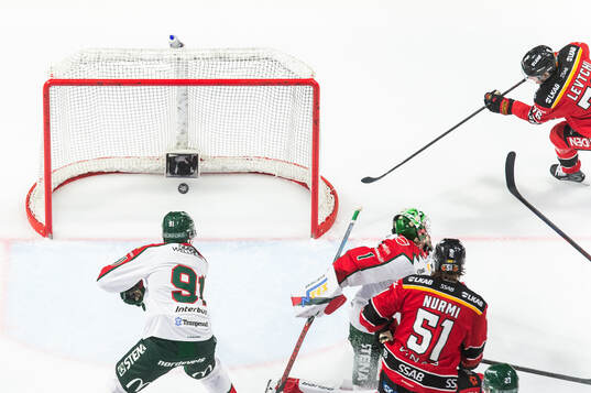 Luleås Anton Levtchi gör 1-0 bakom Frölundas målvakt