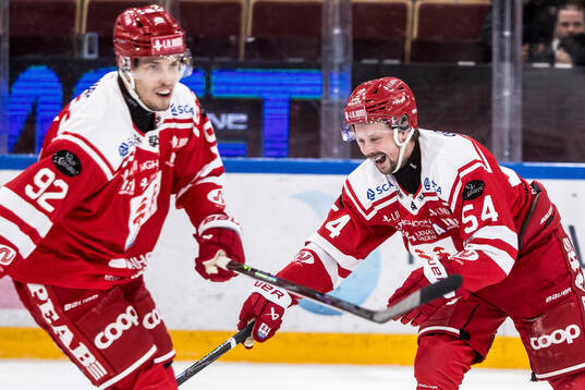 Timrås Anton Lundmark och Jonathan Dahlén jublar