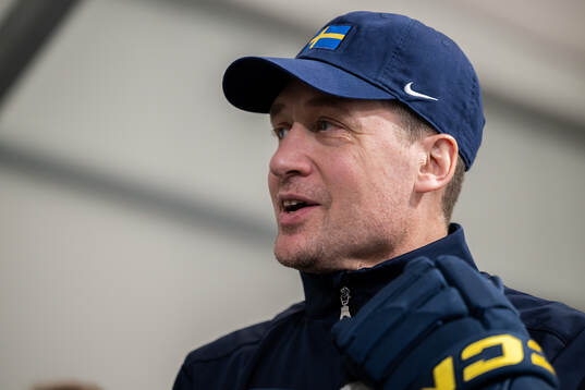Head coach Sam Hallam of Sweden at an ice hockey practice
