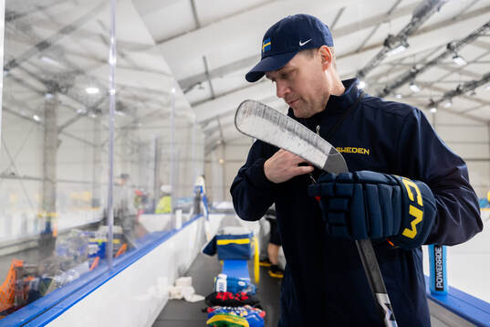 Head coach Sam Hallam of Sweden at an ice hockey practice