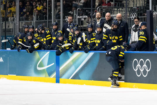 Lisa Johansson of Sweden in pain and leaves the ice in the