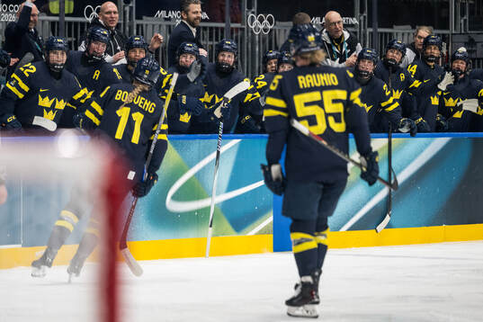 Josefin Bouveng of Sweden celebrate with teammates