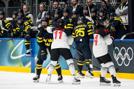 Mira Jungåker of Sweden and Akane Shiga of Japan in the