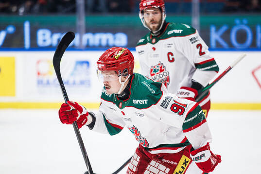 Modos Linus Andersson jublar