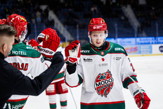 Modos Carl Mattsson jublar