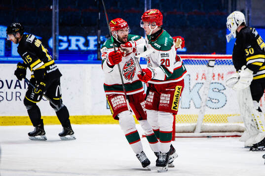 Modos David Rundblad och Milton Gästrin jublar