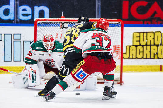 Modos målvakt Adam Werner och AIKs Oskar Magnusson