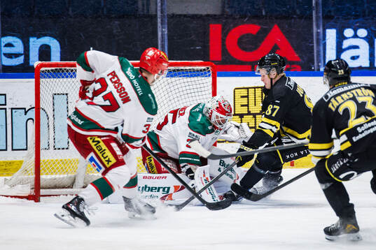 Modos målvakt Adam Werner och AIKs Martin Johnsen