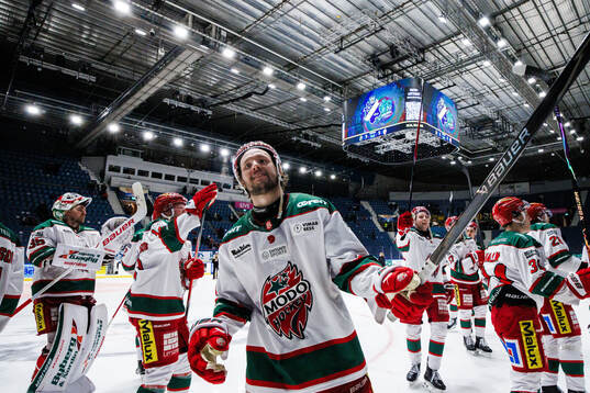 Modos Victor Berglund jublar med lagkamrater