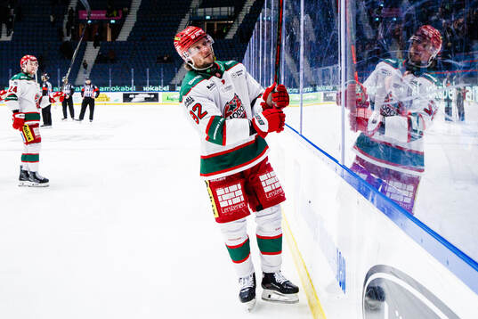 Modos Jesper Olofsson jublar