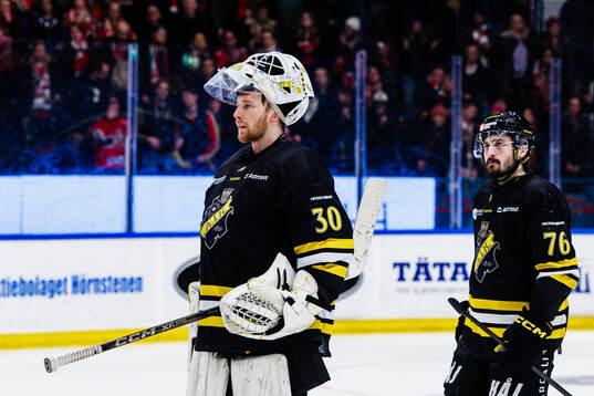 AIKs målvakt Victor Brattström och Erik Aterius deppar