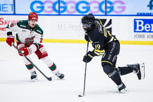 Modos Emil Larsson och AIKs Daniel Muzito Bagenda