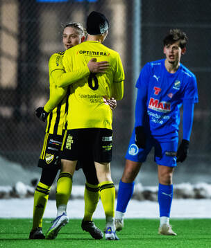 IFK Hässleholms 2-målsskytt Lucas Johnsson grattas av