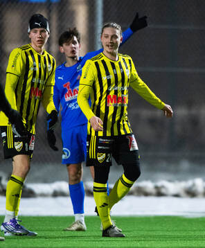 IFK Hässleholms 2-målsskytt Lucas Johnsson grattas av